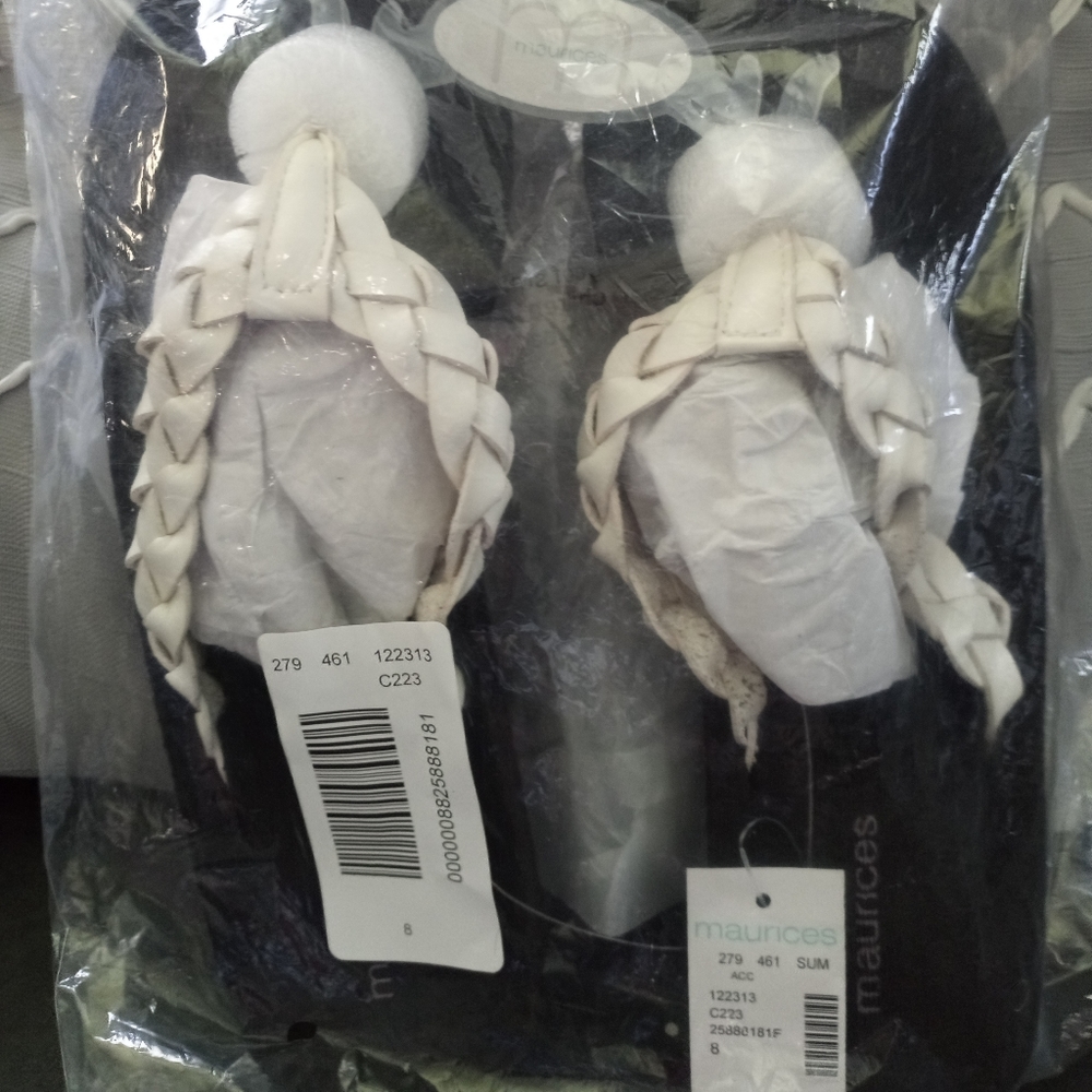 Maurice's Nwt Woven Thong sandals. Sz 8 Cream & Black